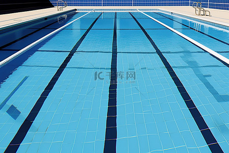 游泳池瓷砖背景图片_一个空的游泳池，有黑线和蓝色瓷砖