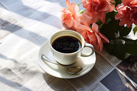 报纸和鲜花上的一杯咖啡