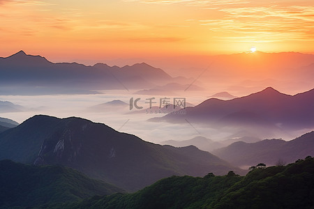 太阳正在落山和山谷