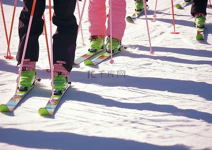 滑雪背景图片_带着滑雪杖滑雪