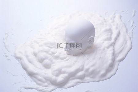 泡沫质地背景图片_白色表面上由粉状奶油制成的白色泡沫