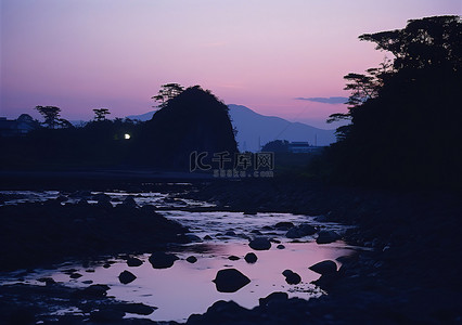 东京神奈川温泉在落基山和天空的夜光中