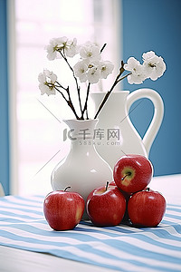 水果蓝水果背景图片_蓝白相间的厨房，里面有一个装满苹果的花瓶
