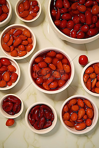 几个碗，里面装满了红色和绿色的樱桃以及杏仁