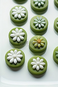 绿色糖果背景图片_白盘上的各种绿色糖果