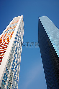 背后是两座不同颜色的现代高楼