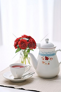 白桌上的咖啡壶和一杯茶