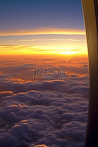 日落在云层上看着飞机窗外
