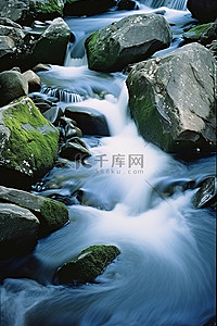 古诗瀑布背景图片_溪流中的水流过许多岩石