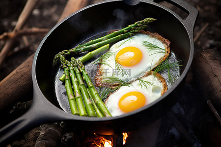 篝火餐煎鸡蛋和芦笋