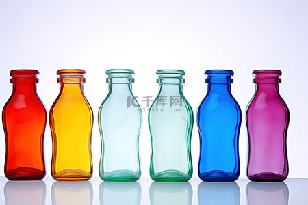 瓶子背景背景图片_白色背景中的五个彩色瓶子