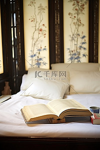 床中式背景图片_东方空间中的一张小床，配有大白床单和中式装饰