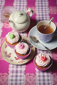 桌上的小杯茶和纸杯蛋糕