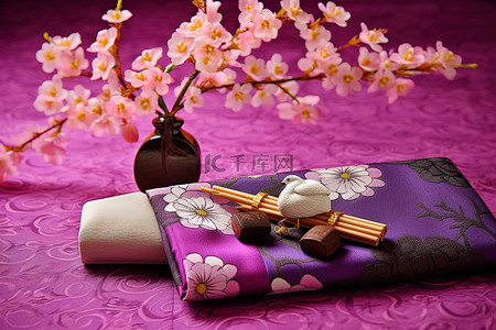 紫色的布放在装饰品旁边