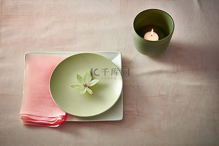 情人餐巾纸背景图片_一张绿色餐巾纸和两根绿色小蜡烛