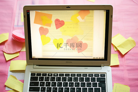 我爱你背景图片_笔记本电脑屏幕上的爱情笔记显示我爱你