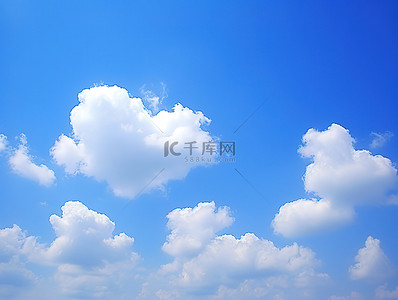 阳光云背景图片_阳光明媚的日子里有云的天空