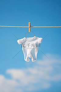 这个婴儿的奶嘴挂在蓝天的晾衣绳上
