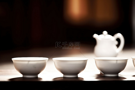 茶装在不同尺寸的杯子里