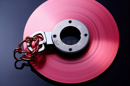 cd光盘背景图片_两张上面有红色锁的粉色 CD