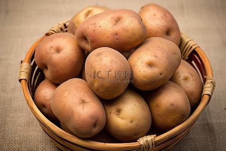 狼牙土豆背景图片_柳条篮子上放着大量的红土豆