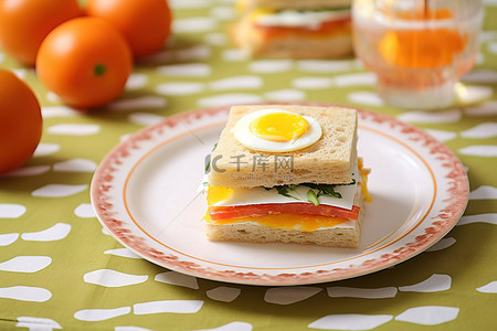 鸡蛋三明治早餐盘餐巾