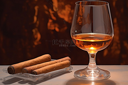酒的背景图片_雪茄旁边的一杯酒