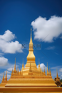 东南亚风背景图片_一座黄色的大宝塔映衬着蓝天