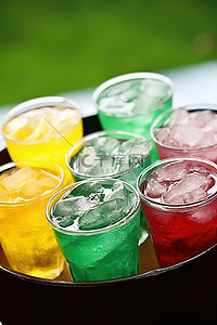 一个玻璃碗，里面装着各种颜色的苏打饮料