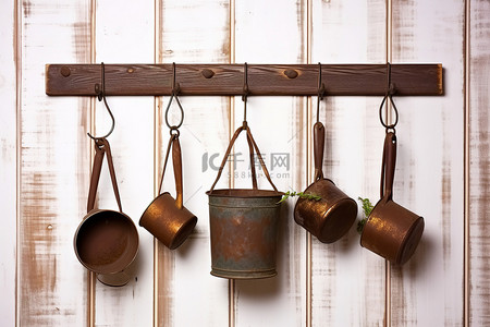 墙上的一组旧金属锅碗瓢盆