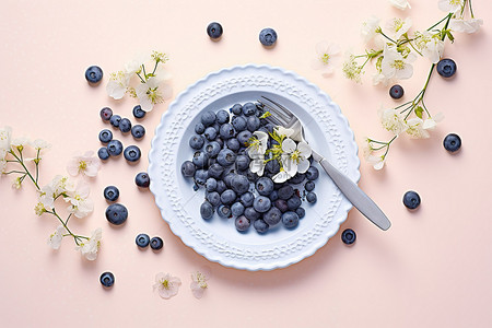桌面图片背景图片_这张图片描绘了一盘蓝莓和鲜花
