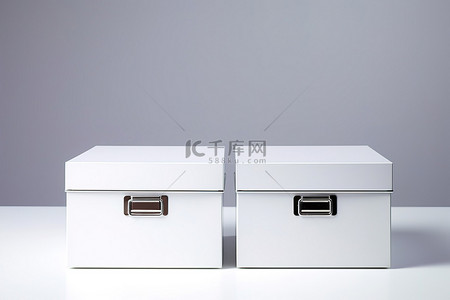 储物背景图片_白色背景的桌子上有两个白色储物盒
