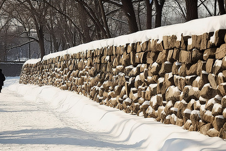 园区背景图片_一个男人走过被雪覆盖的石墙