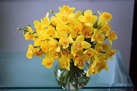玻璃花瓶里的一些黄色兰花