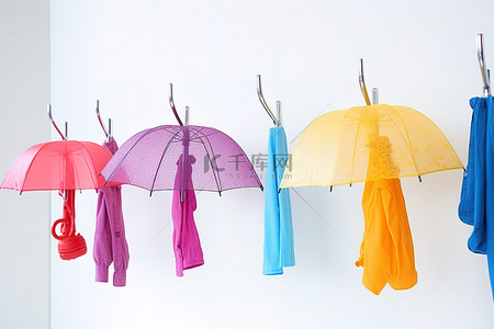 白墙旁边的晾衣绳上挂着四把雨伞