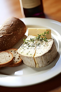 软木塞背景图片_美味的奶酪和面包放在带软木塞的白盘上