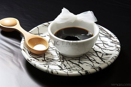 一个碗，里面放着一杯茶和大蒜，放在纸盘上
