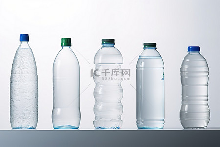 几瓶水坐在一边