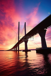 水面上一座桥的图像，天空色彩缤纷