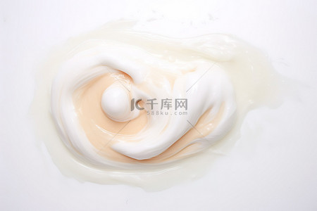 透明氣泡背景图片_白色表面上透明液体中的奶油