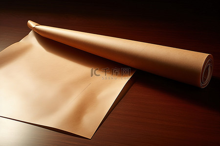 木桌上的棕色纸卷和剪刀