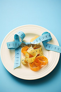 食品面食背景图片_盘子上有弓和卷尺的蓝色面食