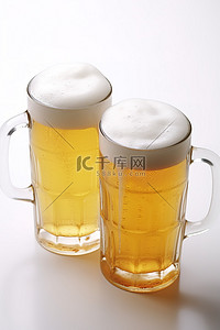 啤酒白背景图片_两杯啤酒放在白色表面上