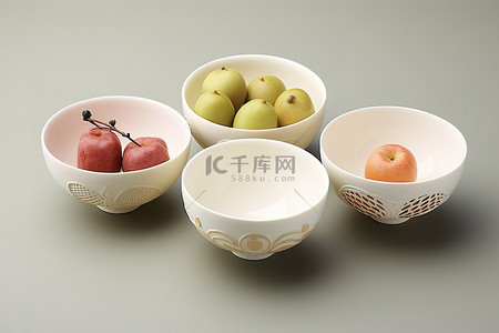 四个碗，上面有几种不同类型的水果