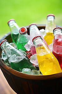 冰碗里的彩色苏打水瓶