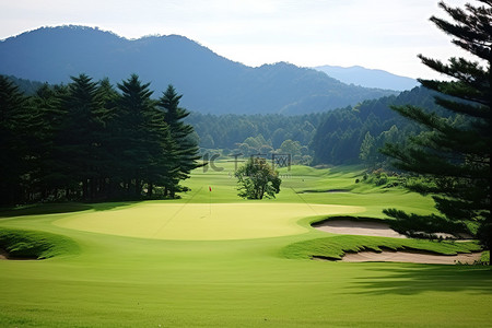 日本四面环山的绿色高尔夫球场