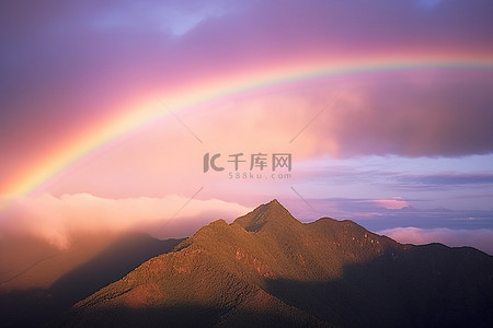 山上有两条彩虹，前景中有两个山顶