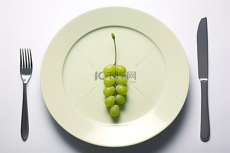 铁质叉子背景图片_盘子里有一群绿葡萄和叉子