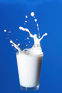 大杯牛奶即将溢出蓝色背景