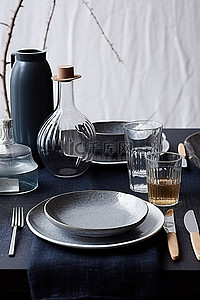 桌子有水背景图片_一张桌子，上面有银器银器和玻璃器皿